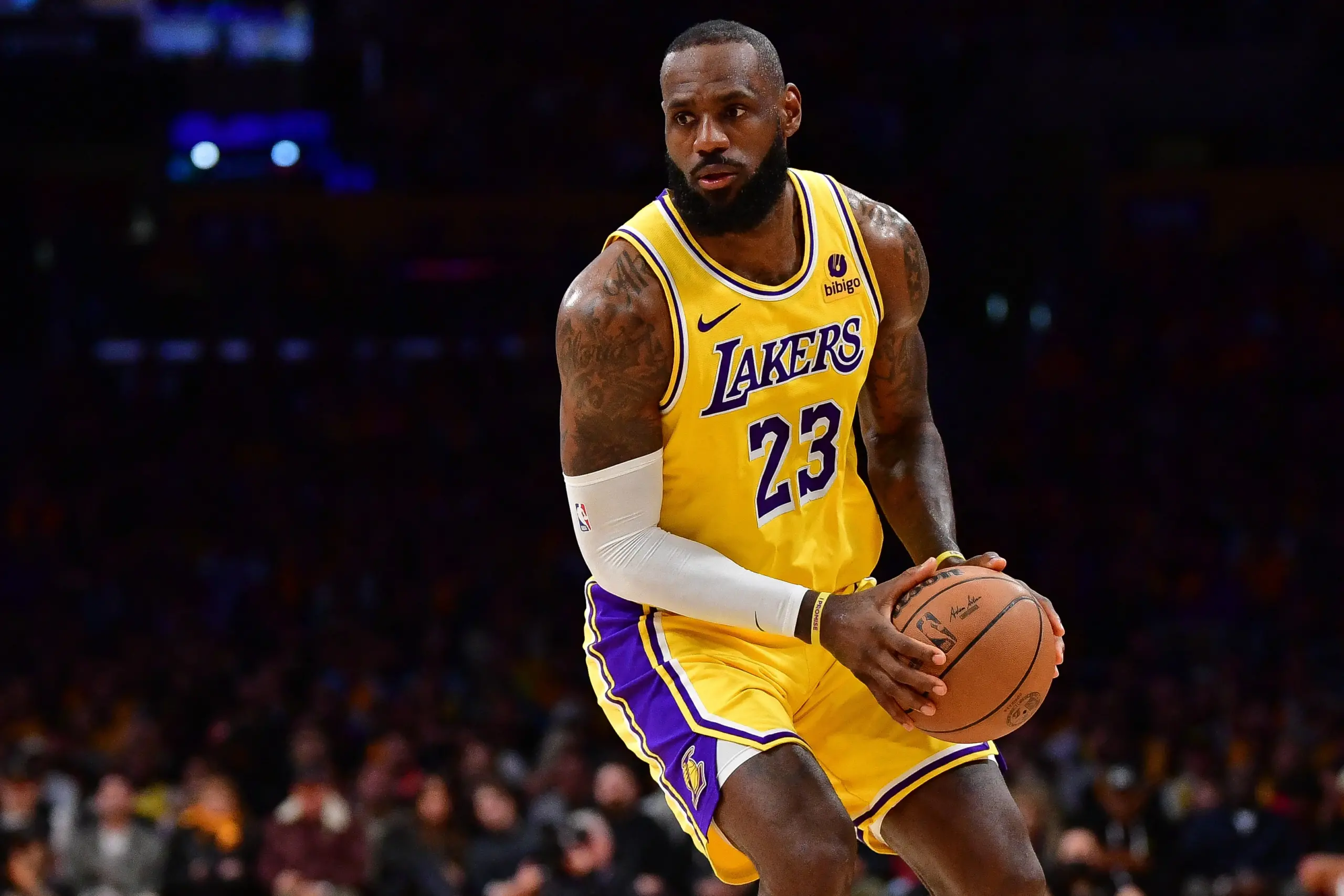 lebron james signs 2 year deal with lakers